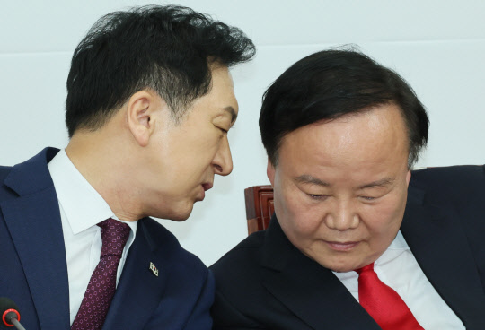 김기현(왼쪽) 국민의힘 대표가 지난 3월13일 오전 국회에서 열린 당 최고위원회의에서 김재원 최고위원과 귀엣말을 하고 있다.<연합뉴스>